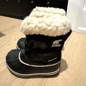 Sorel snow boots (only wore twice) (size 8 toddler)
